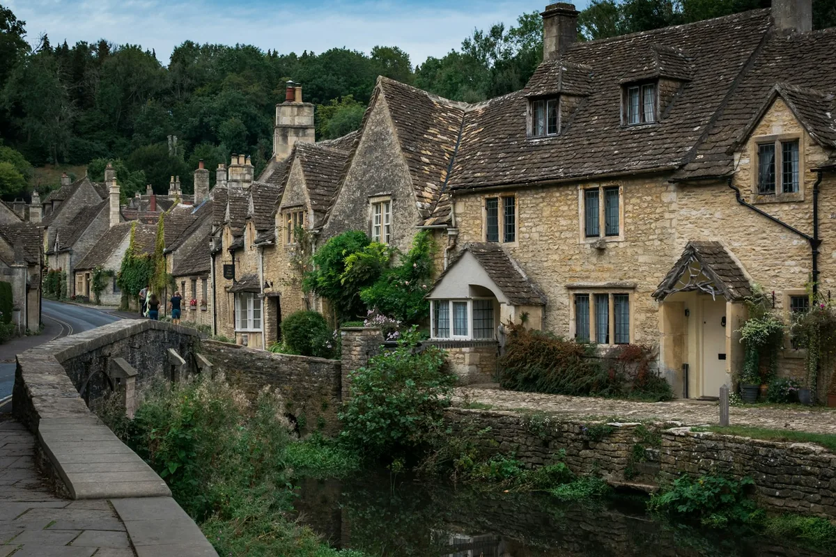 Cotswolds chauffeur tour: honey-stone cottages beside a river